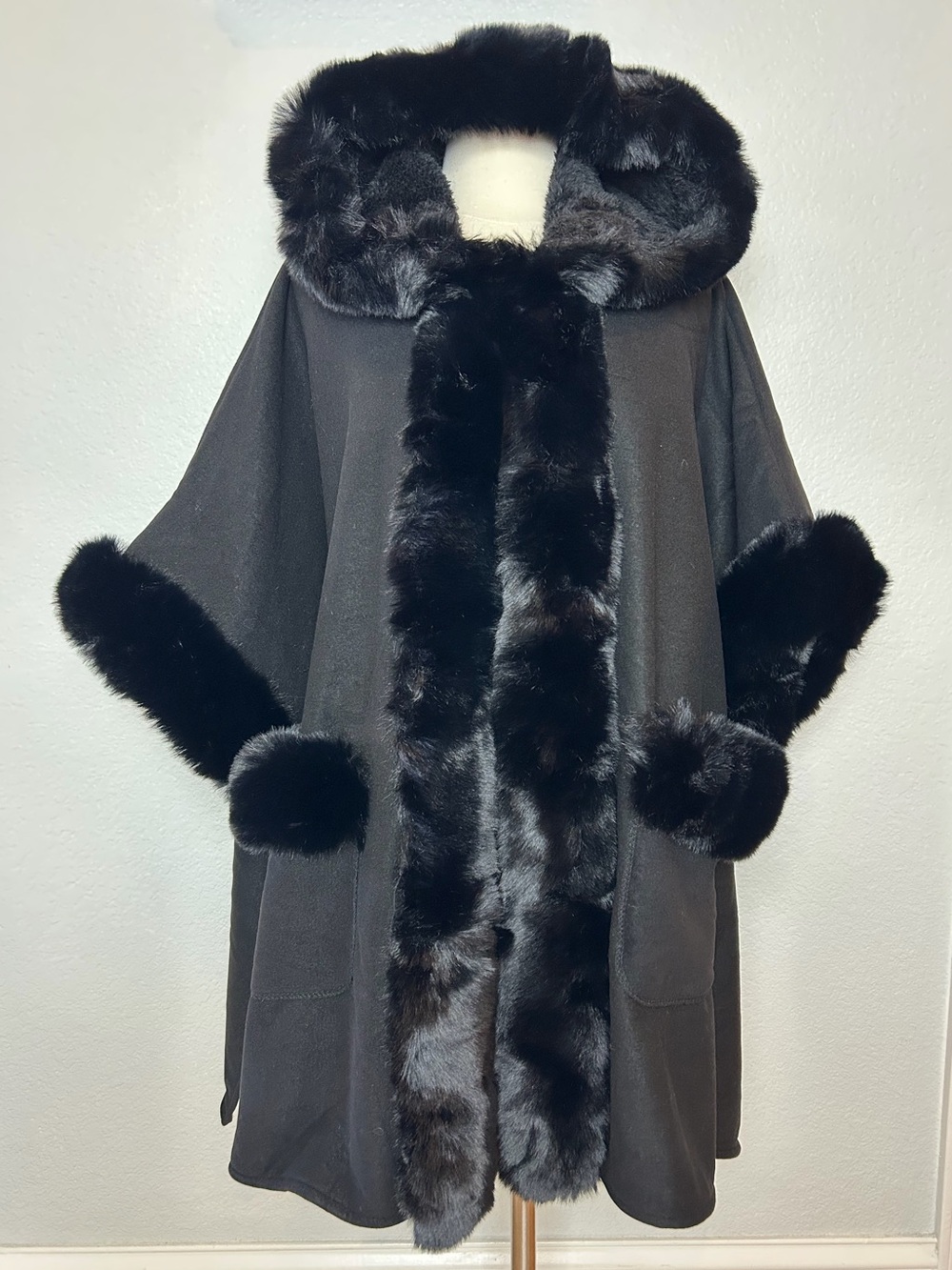 Poncho Cape Coat Hooded Womens One Size Fit Most Black Faux Fur Trim Pocket NWT